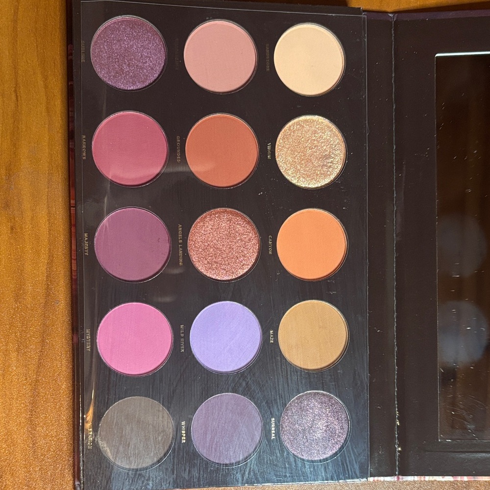 Hipdot Zion Vibrant 15-Color Eyeshadow Palette with Purple and Gold Tones